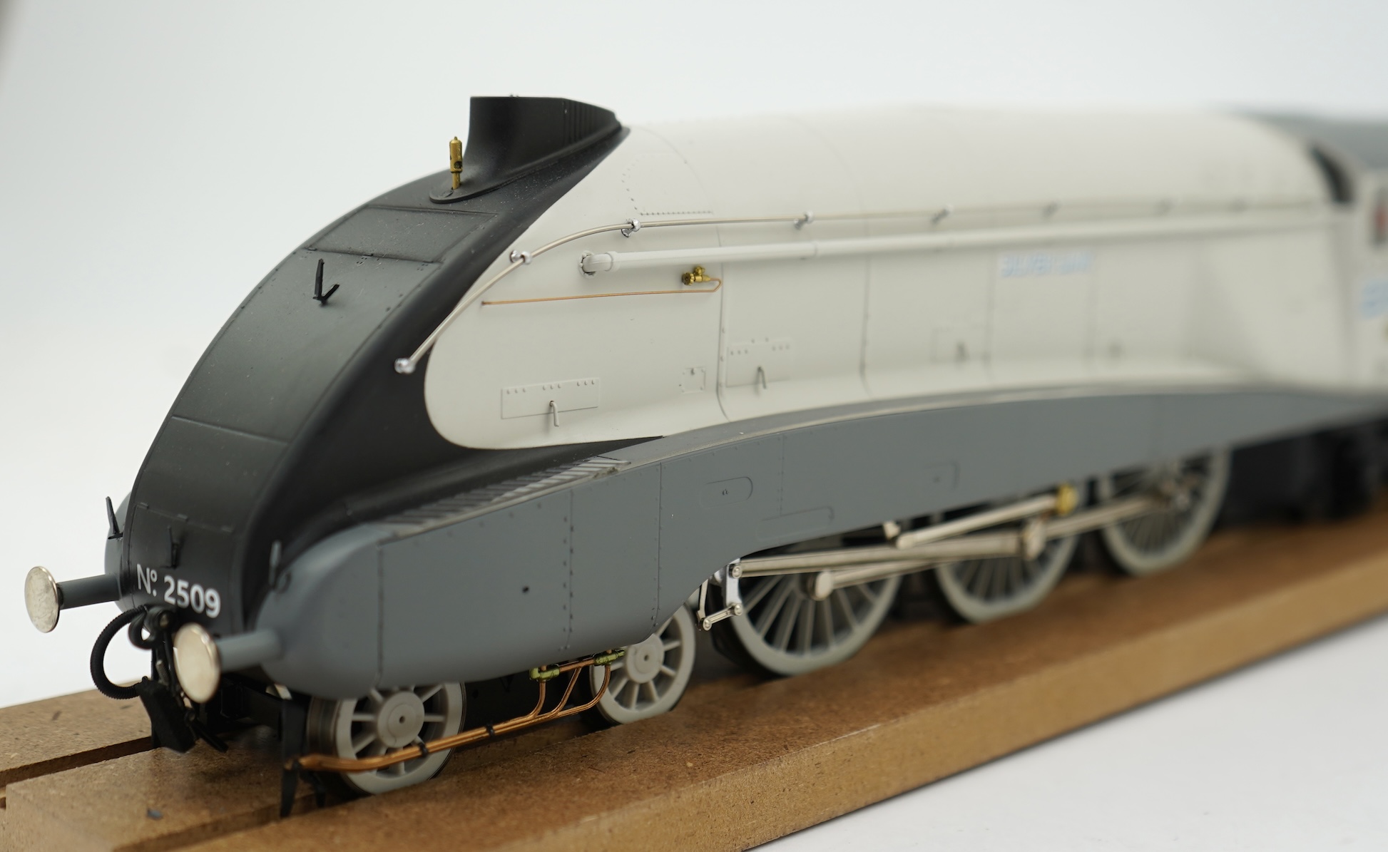 A boxed 0 Gauge Hattons Originals (H7-A4-001) model of LNER Class A4, Silver Link 2509, 4-6-2 tender locomotive, powered for two rail operation, with detailing elements and instruction manual.